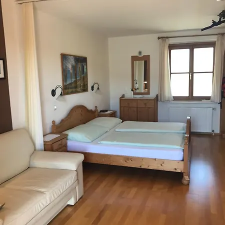 Privatunterkunft Winzerhof Familie Kloeckl *